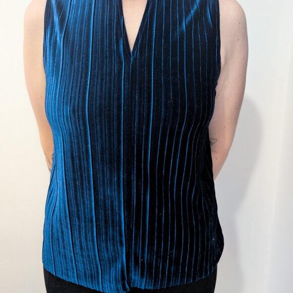 Velvet Sleeveless Keyhole Top – Size M - Picture 5 of 5